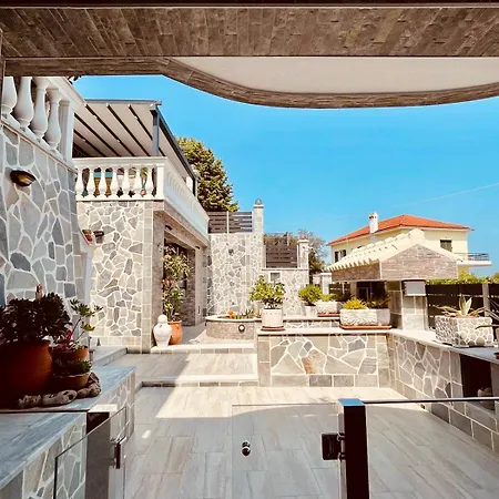 Iris Luxury House